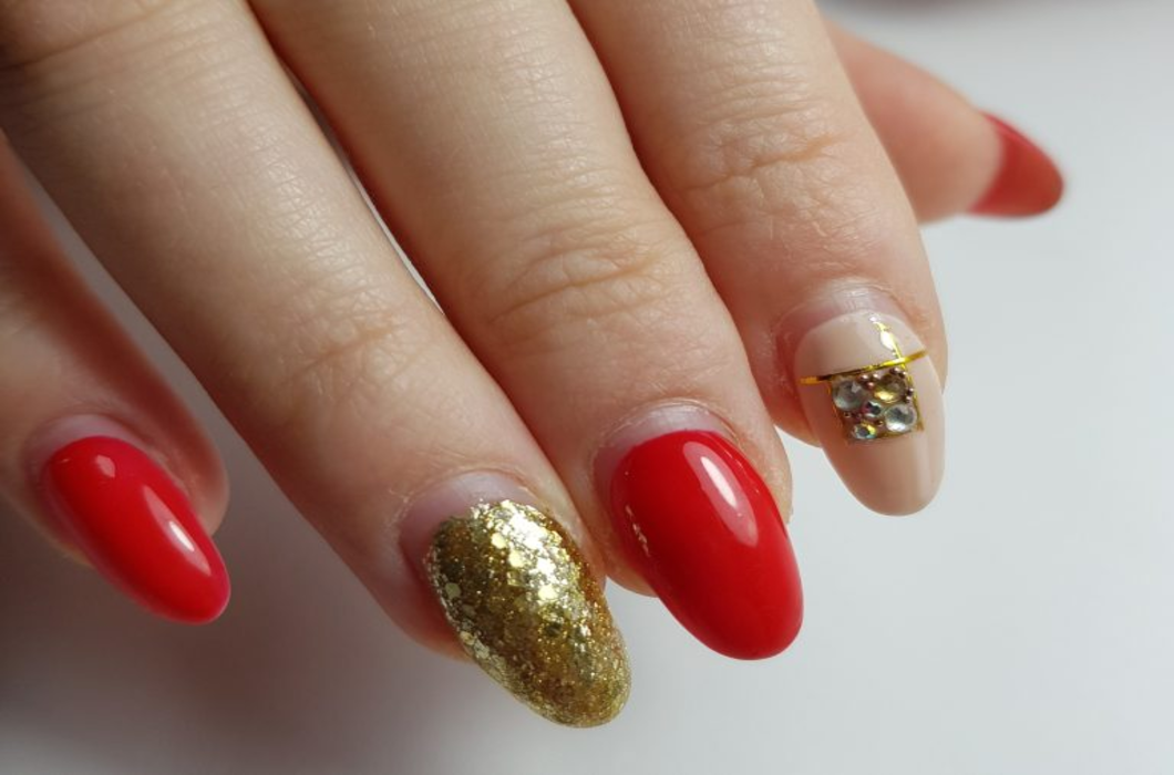 Paznokcie-z-3-tygodniowym-odrostem-wymagajace-uzupelnienia.-768x594